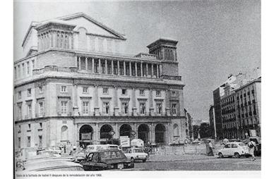 Estado de la fachada a la Plaza de Isabel II después de la remodelación de 1966 (Herrero, 1996, p. 41)