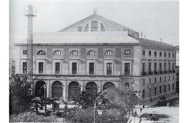 Estado de la fachada a la Plaza de Isabel II en 1926 (Herrero, 1996, p. 39)